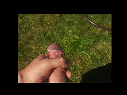 ❤️ Keçika germ di bexçeyek havînê de pisîka xwe ya pembe diqelişe û bi şuştinê dixe. ️ Pornoya anal li ku.libporno.ru ❌️❤