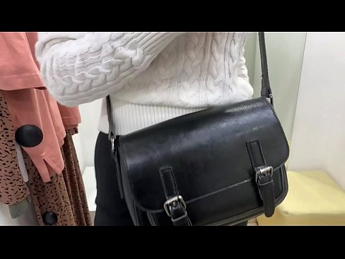 ❤️ Masturbasyona giştî ya keçika ciwan FeralBerry bi dilopek li jûreya fitarê ️ Pornoya anal li ku.libporno.ru ❌️❤