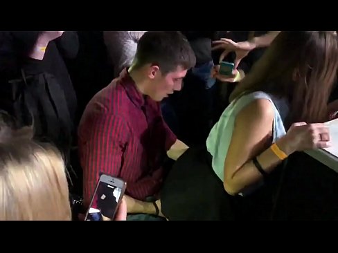 ❤️ Seksê rast di klûbek şevê ya rûsî de. Keçeke rûsî ya 18 salî di nav anus û vajînayê de li klûbeke şevê kenîya ️ Pornoya anal li ku.libporno.ru ❌️❤